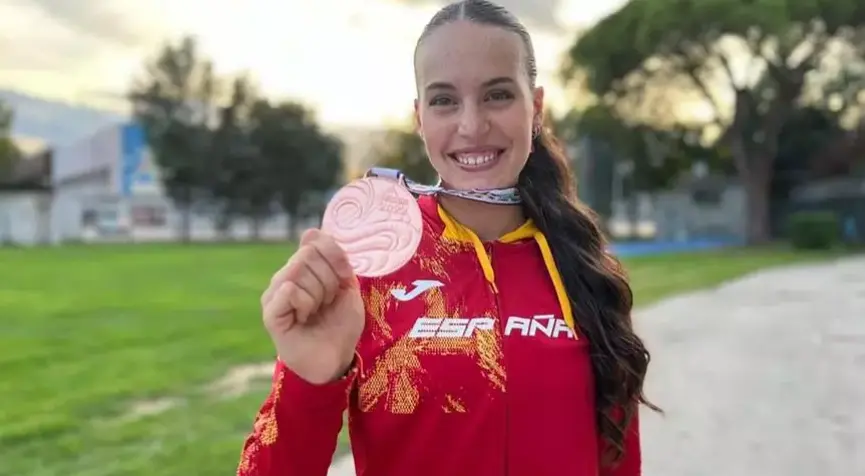  Carmen Avil&eacute;s con una de las medallas 