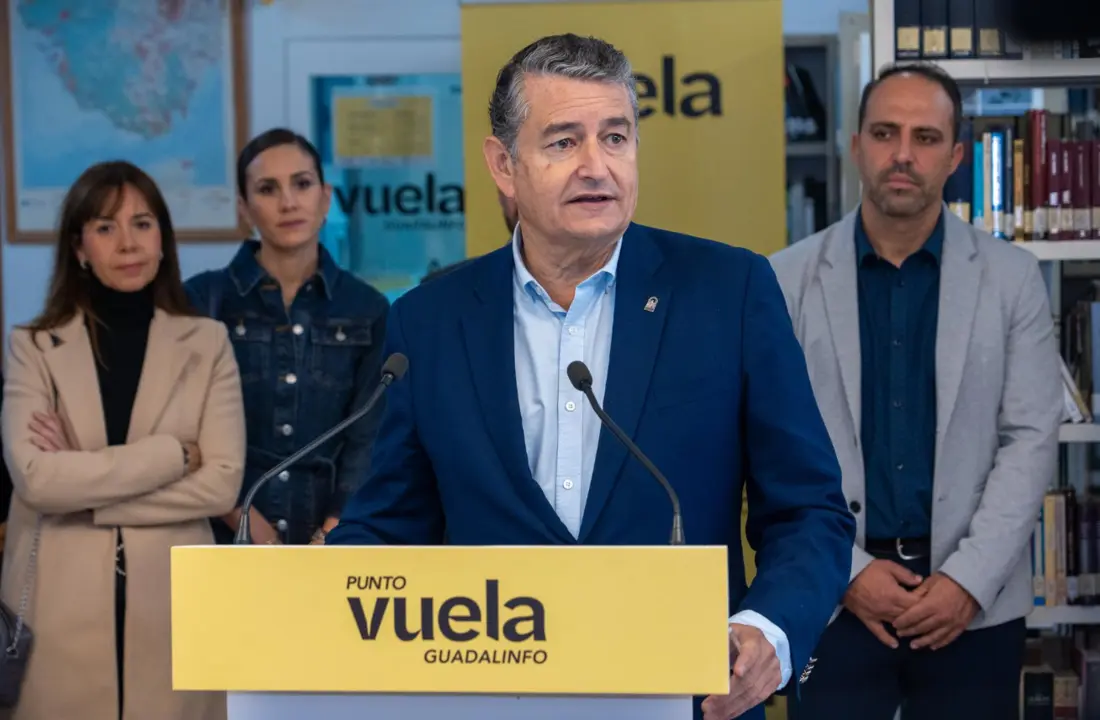  El consejero de la Presidencia, Interior, Di&aacute;logo Social y Simplificaci&oacute;n Administrativa, Antonio Sanz, atiende a los medios de comunicaci&oacute;n tras la presentaci&oacute;n del punto Vuela de la localidad de Ubrique 