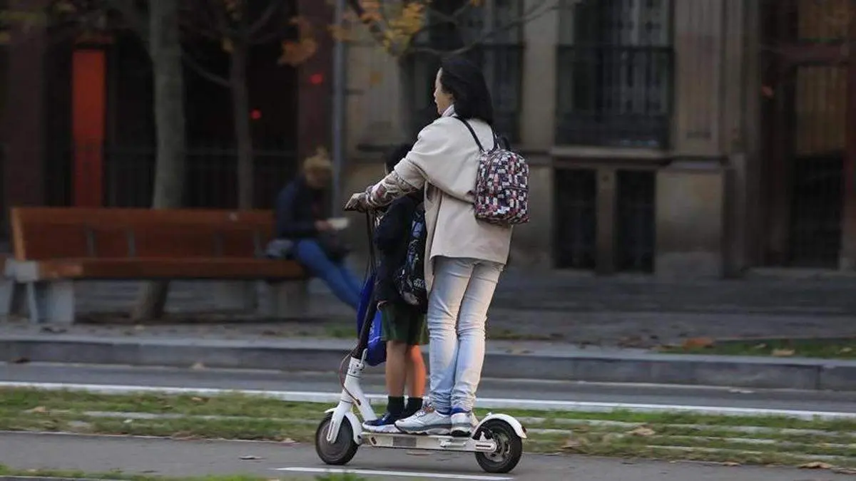  Una madre y su hijo en patinete el&eacute;ctrico 