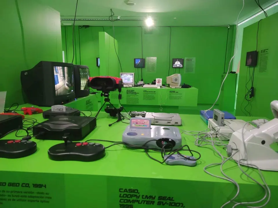  Exposici&oacute;n de diferentes consolas antiguas 