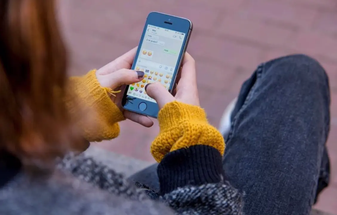  Una ni&ntilde;a con un m&oacute;vil. - ️SAVE THE CHILDREN/FERRAN MART 