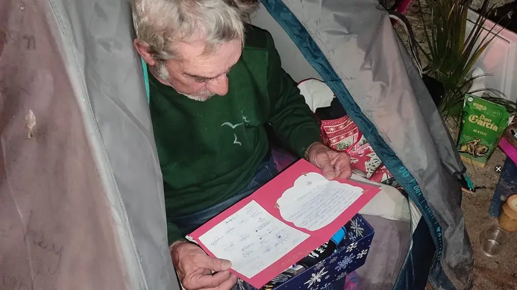  Una entrega de felicitaci&oacute;n de la plataforma Calor en la Noche 