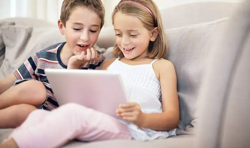  Ni&ntilde;os con un dispositivo electr&oacute;nico | Saber Vivir 