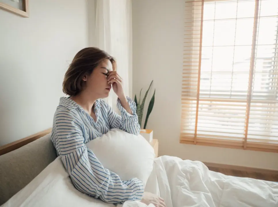  Mujer en la cama despu&eacute;s de una mala noche de sue&ntilde;o (Archivo) 