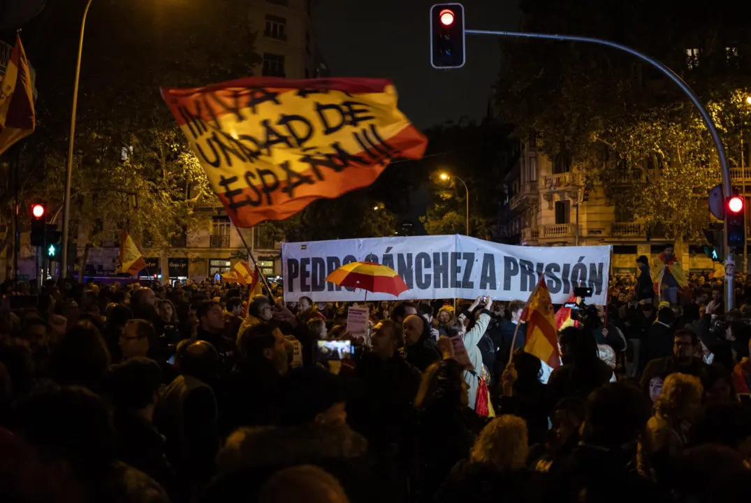  Decenas de manifestantes con banderas de Espa&ntilde;a, durante la concentraci&oacute;n en contra de la amnist&iacute;a, en la sede del PSOE en la calle Ferraz, a 8 de noviembre de 2023, en Madrid (Espa&ntilde;a). - Alejandro Mart&iacute;nez V&eacute;lez - Europa Press 