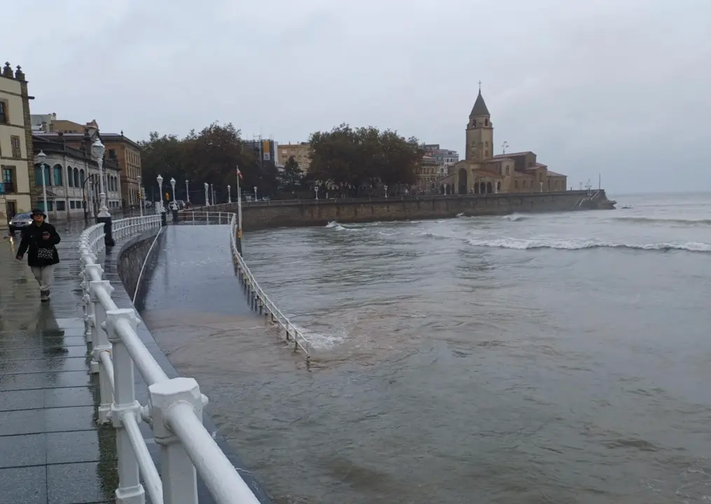  Temporal de lluvia y viento en Gij&oacute;n. - EUROPA PRESS 