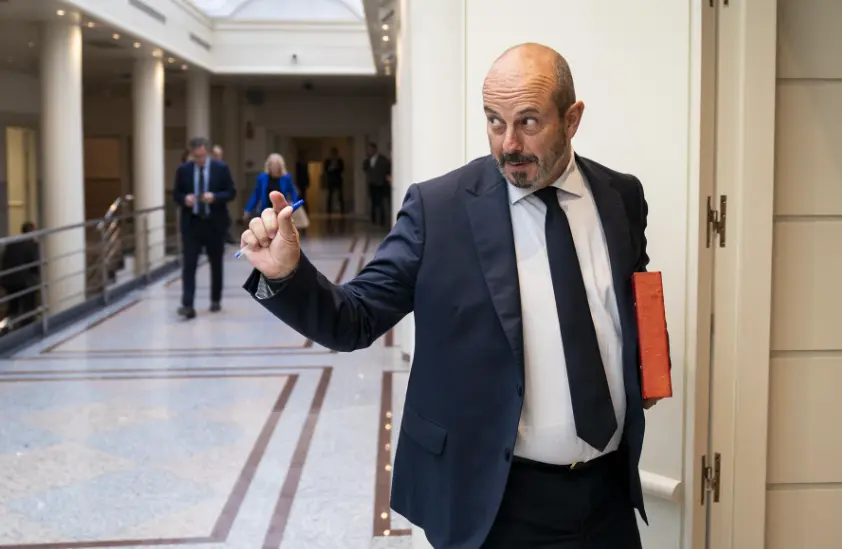  El presidente del Senado, Pedro Roll&aacute;n, a su llegada a una sesi&oacute;n plenaria en el Senado, a 17 de octubre de 2023, en Madrid 