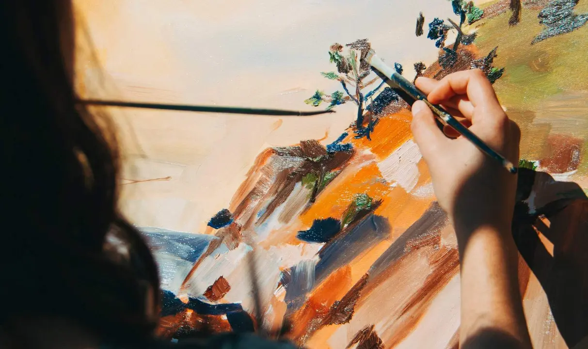  Imagen de alguien pintando un cuadro 