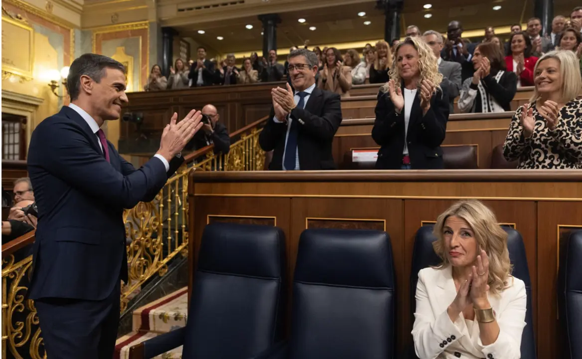  El presidente del Gobierno en funciones y candidato a la reelecci&oacute;n, Pedro S&aacute;nchez, y la l&iacute;der de Sumar y vicepresidenta segunda y ministra de Trabajo y Econom&iacute;a Social en funciones, Yolanda D&iacute;az, aplauden durante el debate de investidura. - Eduardo Parra - Europa Press 