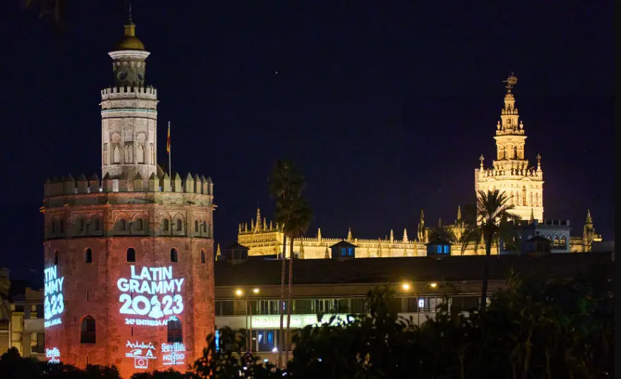  La Torre del Oro, iluminada para la ocasi&oacute;n para la Gala de los Latin Grammy 2023 en la ciudad de Sevilla, a 14 de noviembre de 2023 en Sevilla (Andaluc&iacute;a, Espa&ntilde;a) 