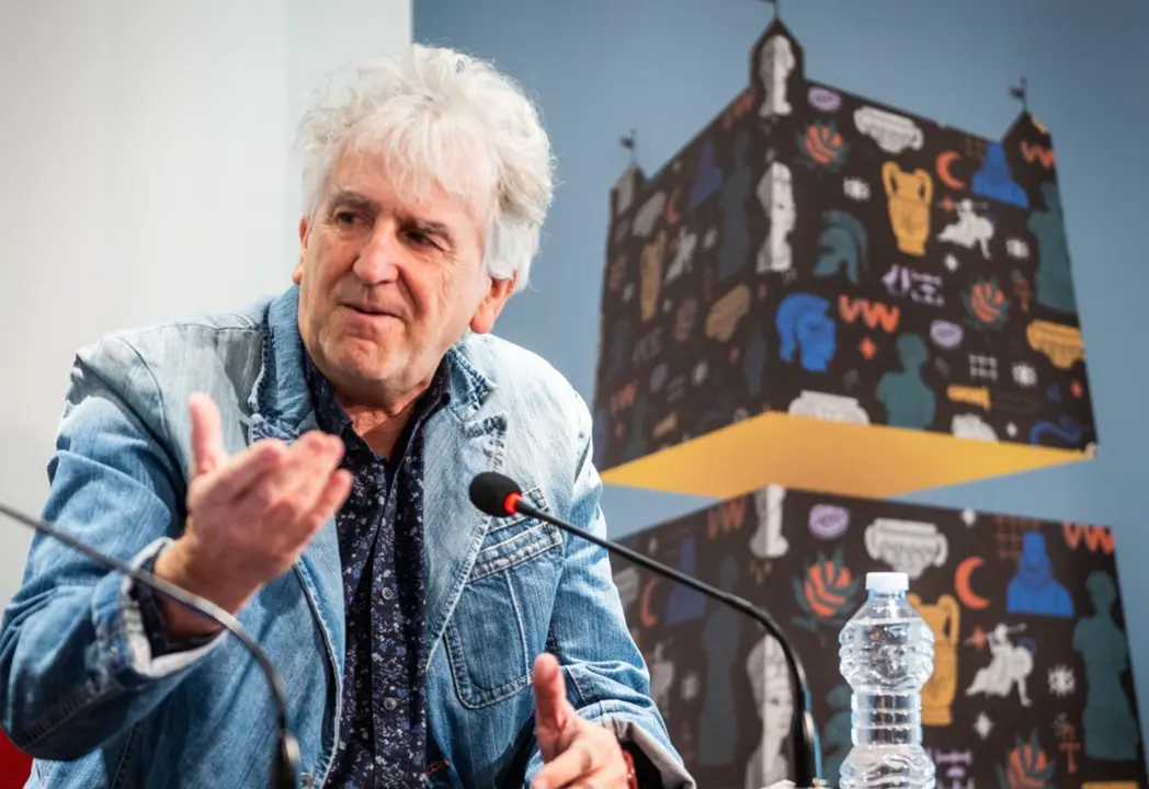  Juan Luis Arsuaga durante la rueda de prensa en Val&egrave;ncia del premio 'C&oacute;nsul honorario' de Torrent Hist&ograve;rica. - BERNARDO CARRI&Oacute;N 