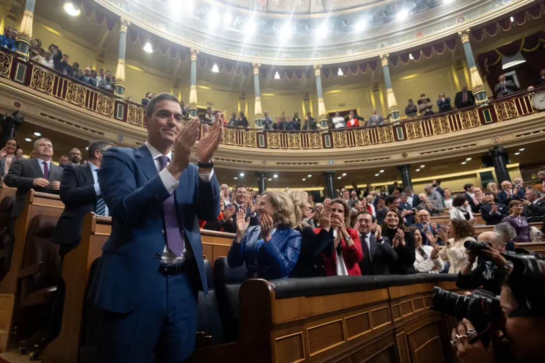  El reci&eacute;n nombrado presidente del Gobierno, Pedro S&aacute;nchez, es aplaudido tras finalizar la segunda sesi&oacute;n del debate de investidura - Eduardo Parra - Europa Press 