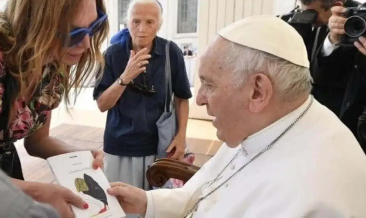  El Papa Francisco recibiendo un libro de la escritora trans Alessia Nobile en 2022 