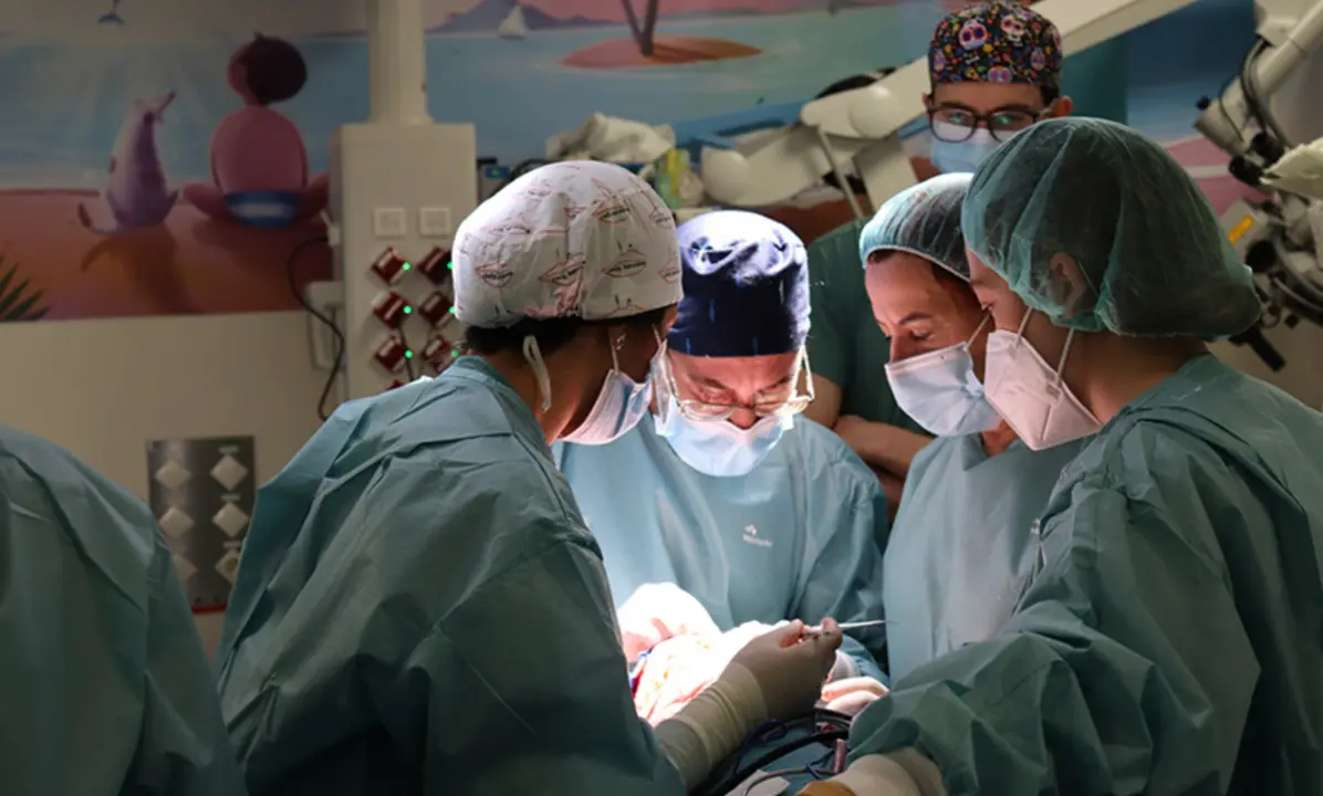  Cirujanos en quir&oacute;fano. 