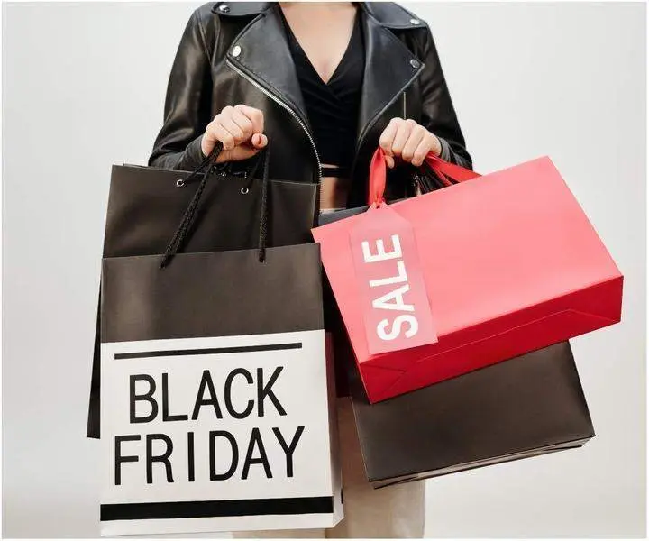  Mujer con bolsas del Black Friday 