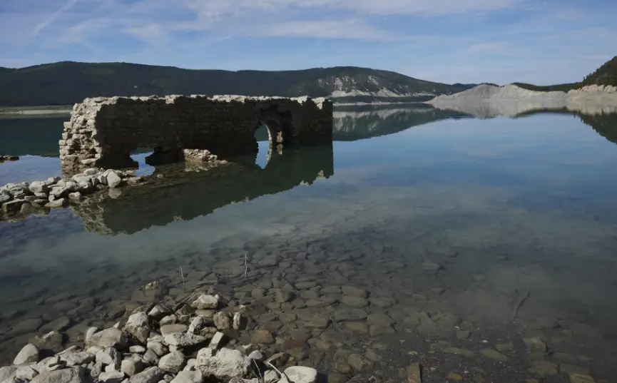  Surgen a la superficie parte de las termas romanas que se encontraban bajo el agua en el pantano de Yesa, a 27 de abril de 2023, en Yesa, Navarra (Espa&ntilde;a). Los embalses navarros almacenan actualmente 646 hect&oacute;metros c&uacute;bicos de agua 