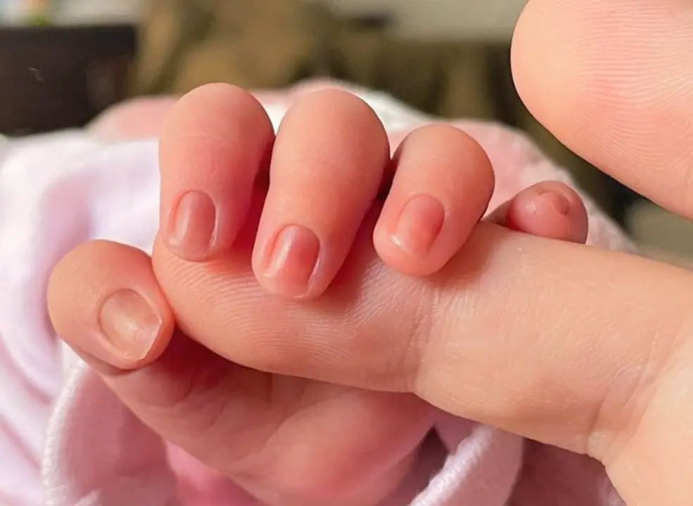  Archivo - Un beb&eacute; de pocos d&iacute;as de edad coge el dedo de su madre. - EUROPA PRESS - Archivo 