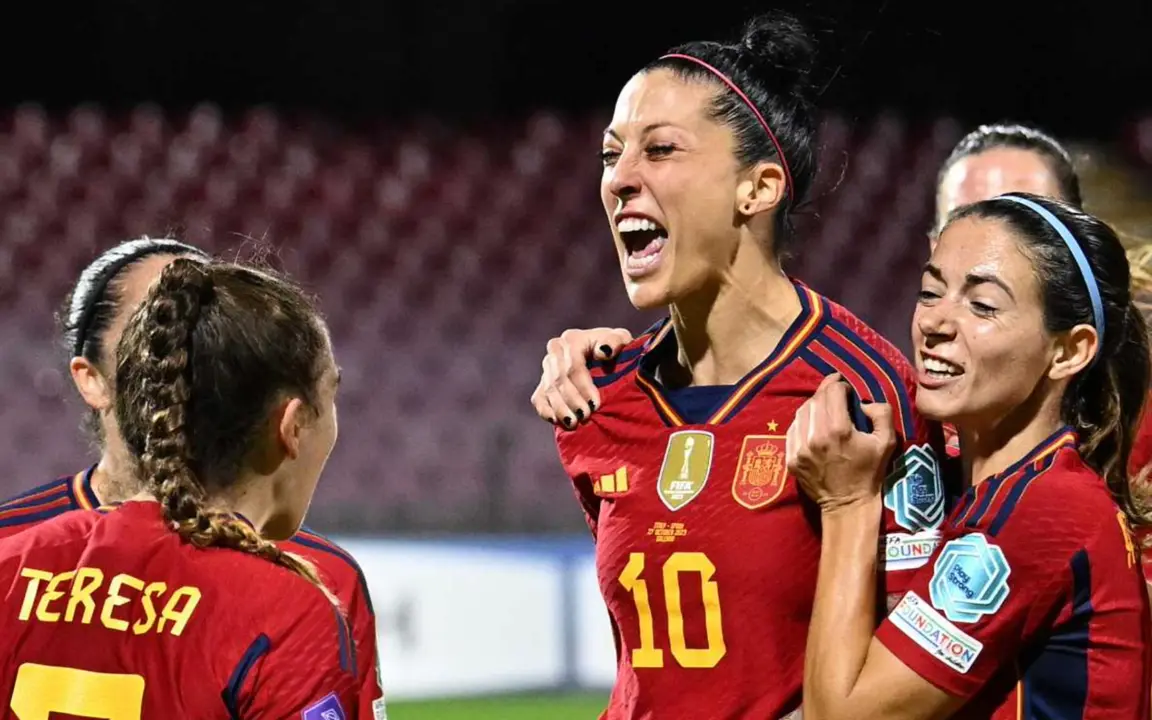  Jenni Hermoso ha vuelto de la mejor manera posible a la selecci&oacute;n espa&ntilde;ola, marcando en las postrimer&iacute;as del partido el gol que le ha dado la victoria ante Italia en la tercera jornada de la Nations League (0-1)<br><br>Tras un buen inicio, Espa&ntilde;a sud&oacute; para encontrar huecos en la defensa de su rival, pero con el tanto de Jenni Hermoso encarrila la clasificaci&oacute;n para la fase final de la competici&oacute;n donde se disputar&aacute;n las plazas de Europa para los Juegos Ol&iacute;mpicos.<br><br>Espa&ntilde;a empez&oacute; creando varias ocasiones de gol, con cuatro remates peligrosos en los primeros diez minutos. Por su parte, Italia tuvo su primera y &uacute;nica ocasi&oacute;n de la primera parte en un c&oacute;rner rematado por Linari al que respondi&oacute; a una mano Cata Coll. 