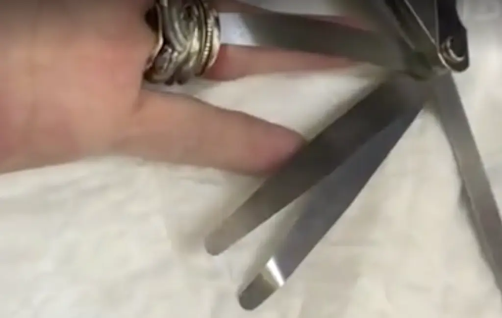  Imagen de c&oacute;mo el bombero corta los anillos con una radial. 