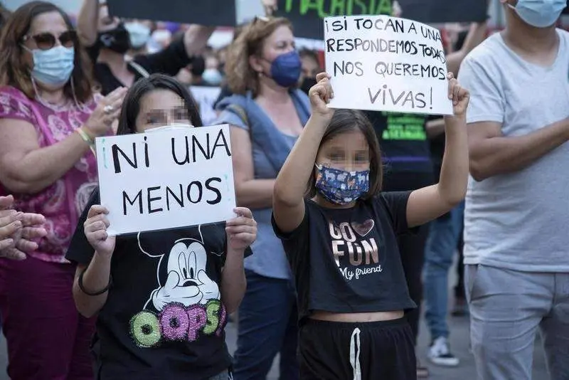  Dos ni&ntilde;as, participan en una concentraci&oacute;n feminista en la Plaza de la Candelaria en repulsa por "todos los feminicidios", a 11 de junio de 2021, en Santa Cruz de Tenerife, Tenerife, Islas Canarias (Espa&ntilde;a). Esta es una de las protestas feministas que se&nbsp;- Europa Press 