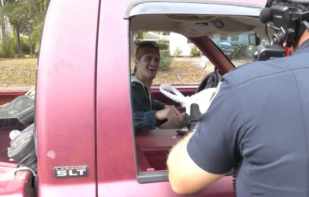  Un polic&iacute;a repartiendo pavo en Acci&oacute;n de Gracias 