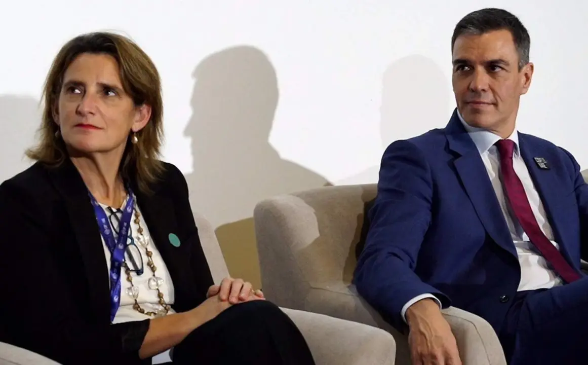  El presidente del Gobierno, Pedro S&aacute;nchez, y la ministra para la Transici&oacute;n Energ&eacute;tica y Reto Demogr&aacute;fico, Teresa Ribera, durante su participaci&oacute;n en la XXVIII Cumbre del Clima (COP28) de la ONU que se celebra en Dubai (Emiratos &Aacute;rabes Unidos). - MITECO 