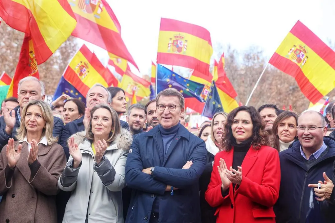  La secretaria general del PP, Cuca Gamarra, el presidente del Partido Popular, Alberto N&uacute;&ntilde;ez Feij&oacute;o, y la presidenta de la Comunidad de Madrid, Isabel D&iacute;az Ayuso, durante un acto del PP contra la amnist&iacute;a 