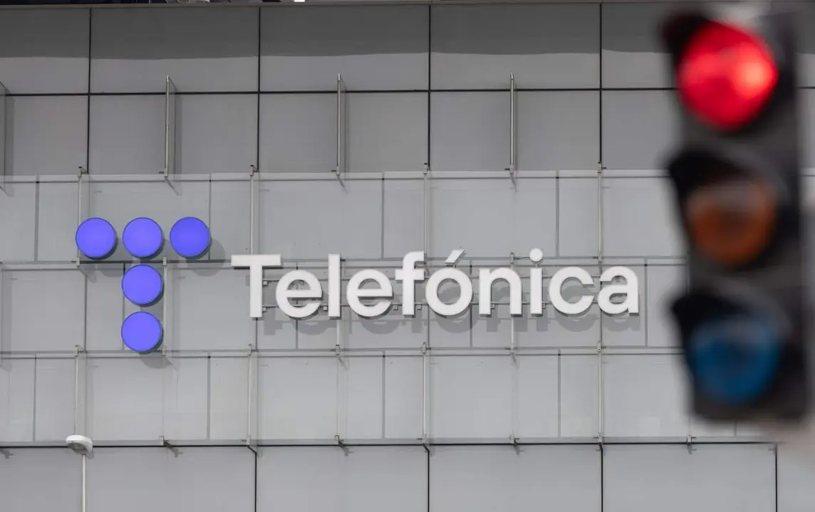 Un sem&aacute;foro en rojo frente a la sede de Telef&oacute;nica 