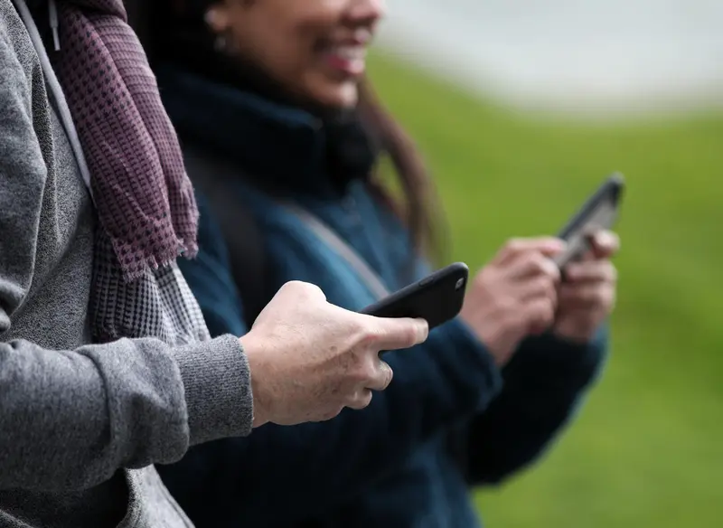  Archivo - Dos personas hacen uso de sus tel&eacute;fonos m&oacute;viles - Eduardo Parra - Europa Press - Archivo 