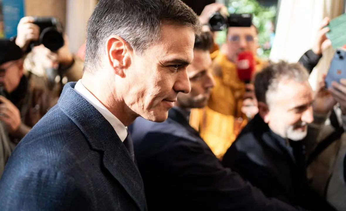  El presidente del Gobierno, Pedro S&aacute;nchez, acude a la capilla ardiente de la actriz Concha Velasco, en el Teatro de la Latina, a 2 de diciembre de 2023, en Madrid (Espa&ntilde;a). - Diego Radam&eacute;s - Europa Press 