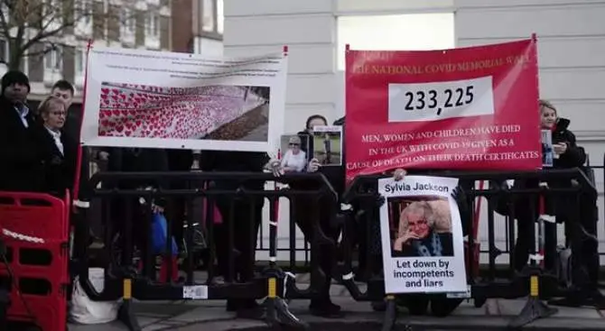  Protesta ante la comparecencia del ex primer ministro Boris Johnson en la comisi&oacute;n que examina la gesti&oacute;n pol&iacute;tica de la pandemia de COVID-19 