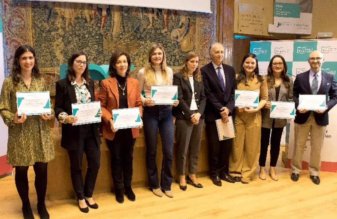  En la imagen, la cuarta de izquierda a derecha es la nutricionista de Quir&oacute;nsalud M&aacute;laga Roc&iacute;o Fern&aacute;ndez, premiada en la Jornada de Investigaci&oacute;n Quir&oacute;nsalud 