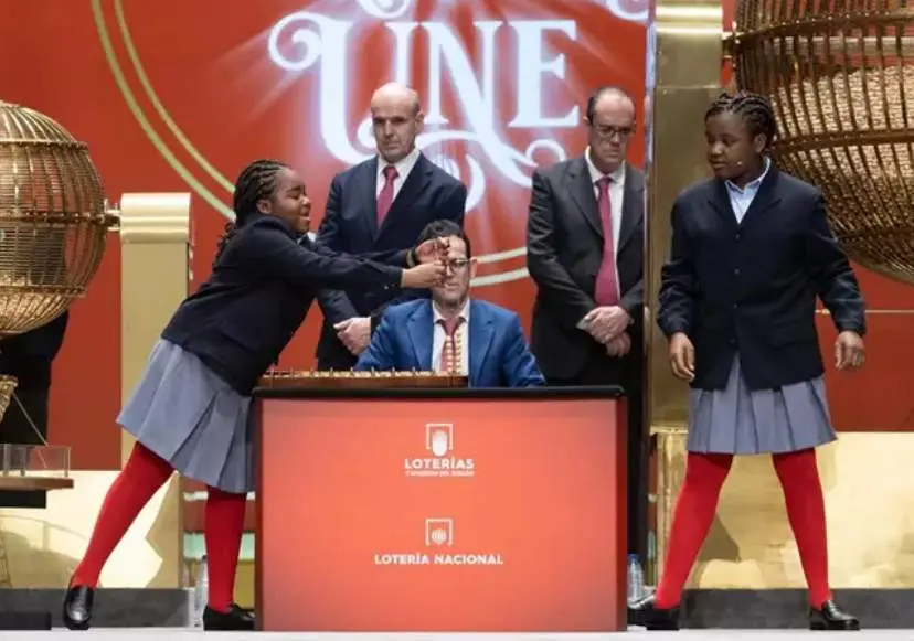  Dos ni&ntilde;as de San Ildefonso en el Sorteo de Navidad de 2022 