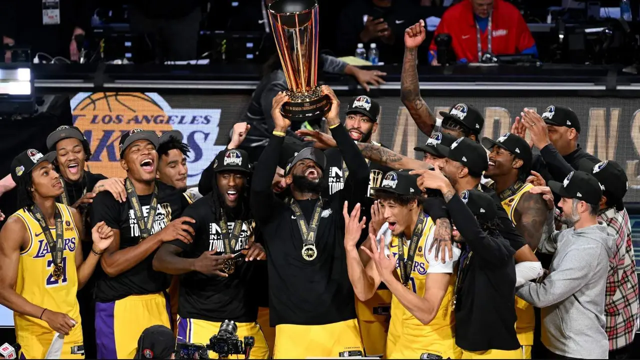  LeBron James levantando la copa del In Season Tournament 