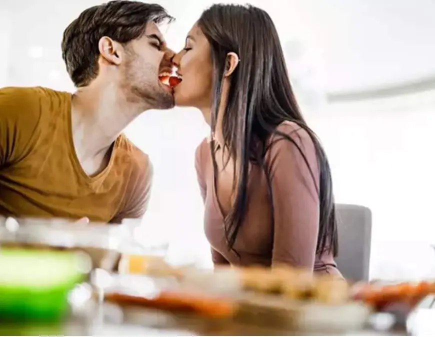  Pareja comiendo fresas 