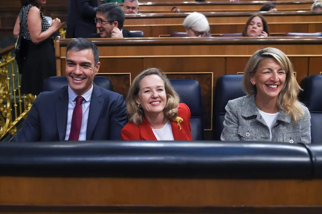  Archivo - (I-D) El presidente del Gobierno, Pedro S&aacute;nchez; la vicepresidenta primera y ministra de Econom&iacute;a, Nadia Calvi&ntilde;o, y la vicepresidenta segunda y ministra de Trabajo y Econom&iacute;a Social, Yolanda D&iacute;az - Gustavo Valiente - Europa Press - Archivo 