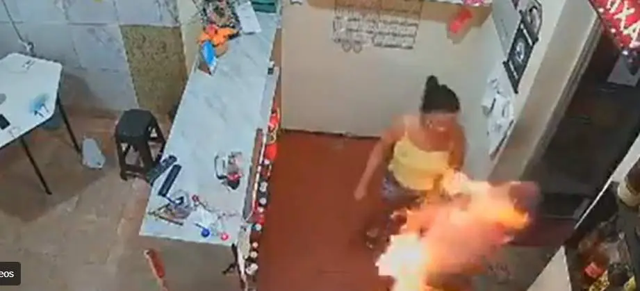  Captura del v&iacute;deo de la mujer quemando al hombre 