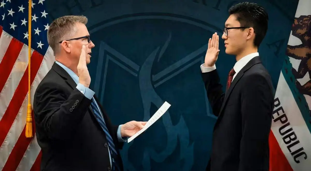  Estudiante de 17 a&ntilde;os se convierte en abogado 