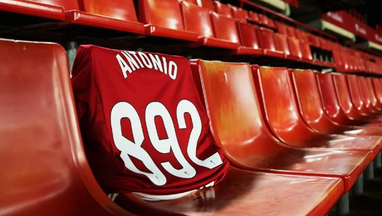  La camiseta en forma de homenaje a Antonio Trujillo, colocada en su asiento 