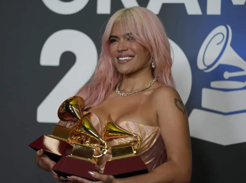  La cantante Karol G, posa con los 3 Grammy que le han sido otorgados durante la gala de entrega de los Latin Grammy 2023, en el Palacio de Congresos de Sevilla, a 16 de noviembre de 2023, en Sevilla, Andaluc&iacute;a (Espa&ntilde;a). - Joaquin Corchero - Europa Press 