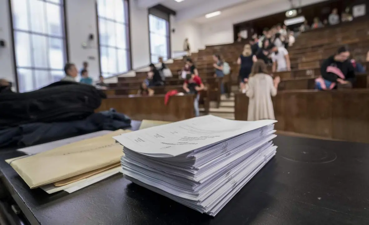  Archivo - Un conjunto de ex&aacute;menes apilados el primer d&iacute;a de las pruebas de acceso a la universidad 2023 en la Facultad de Farmacia de la Universidad Complutense (UCM), a 5 de junio de 2023, en Madrid (Espa&ntilde;a). - A. P&eacute;rez 