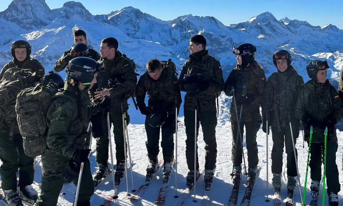  La Princesa de Asturias junto a sus compa&ntilde;eros de la Academia de Zaragoza en el Pirineo aragon&eacute;s - CASA DE S. M. EL REY 