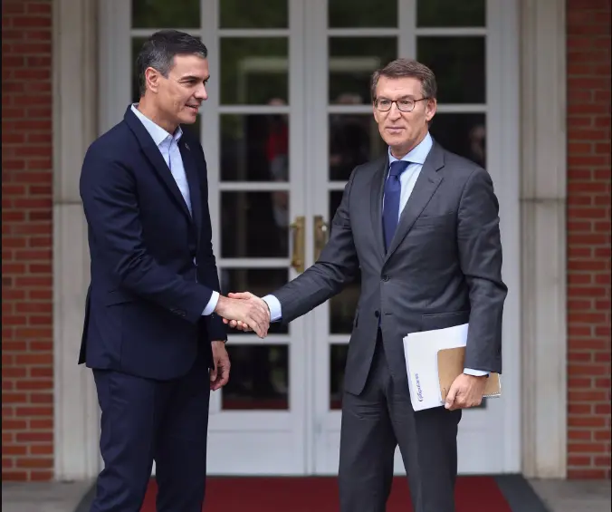  S&aacute;nchez y Feij&oacute;o salund&aacute;ndose en su llegada a la Moncloa 