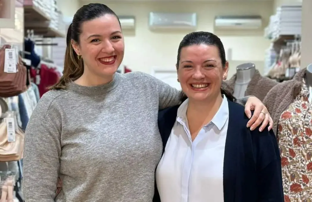  Luisa y Marina en la lencer&iacute;a Azahar 