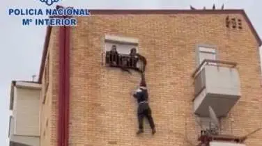  Hombre rescatado de la ventana 