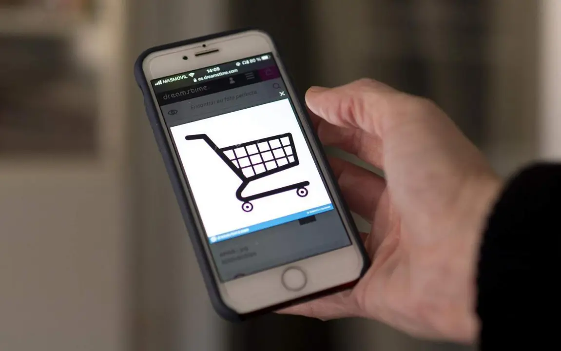  Archivo - Una persona compra a trav&eacute;s de su tel&eacute;fono m&oacute;vil el d&iacute;a en que dan comienzo las Rebajas 