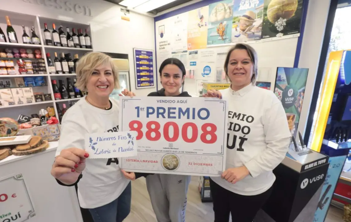  Empleados de un estanco de la calle Salvador Allende de Zaragoza celebran que han vendido parte del n&uacute;mero 88.008, correspondiente al &lsquo;Primer Premio&rsquo; del Sorteo Extraordinario de la Loter&iacute;a de Navidad, a 22 de diciembre de 2023. - Ram&oacute;n Comet - Europa Press 