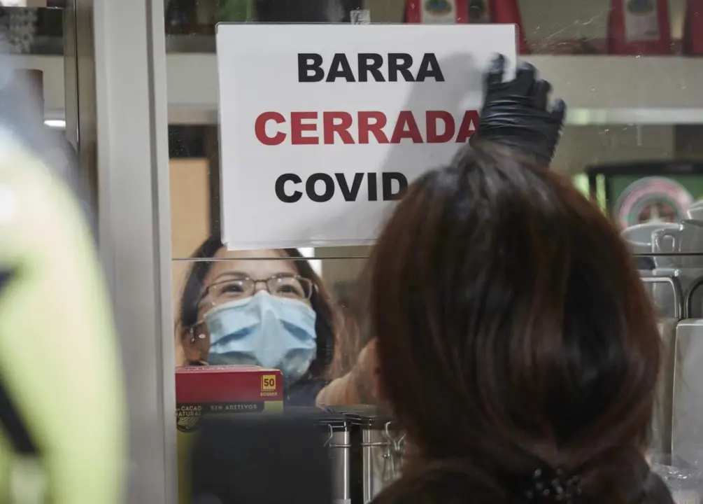  Archivo - Un camarera coloca un cartel de barra cerrada por Covid - Eduardo Sanz - Europa Press - Archivo 