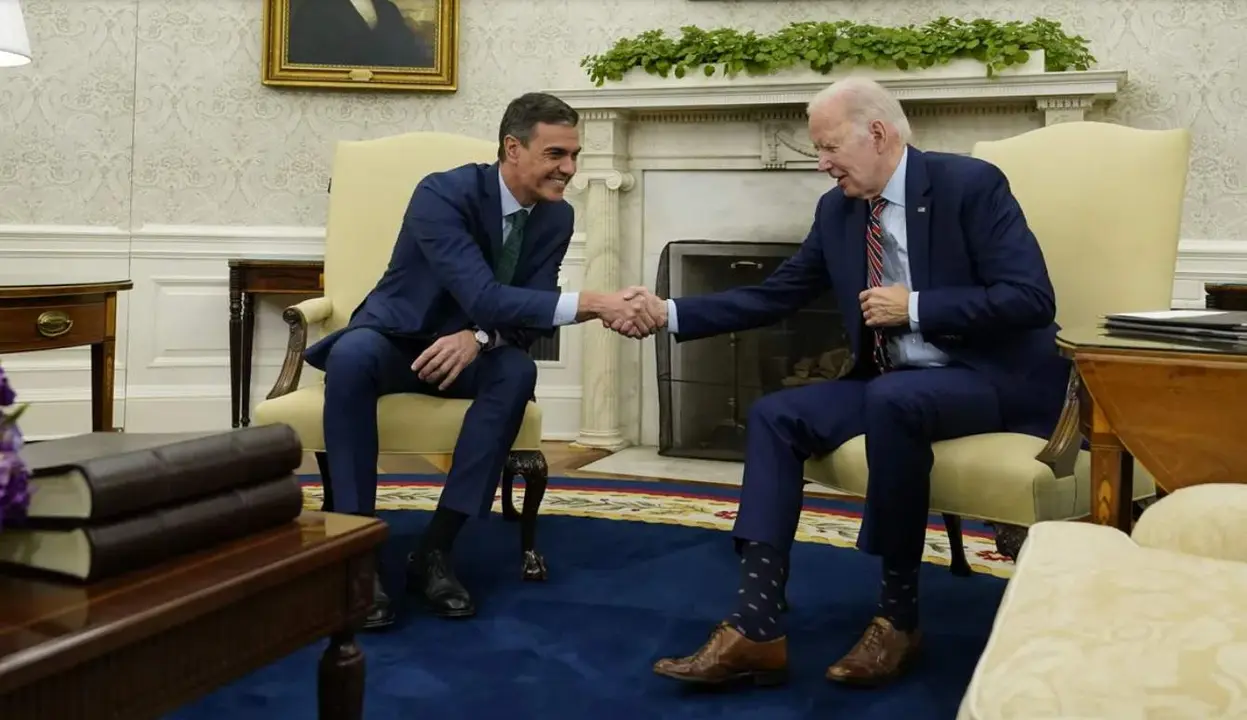  Pedro S&aacute;ncehz junto a Joe Biden 