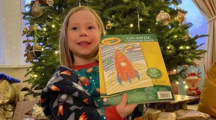  Ni&ntilde;a con el regalo de su vecino 